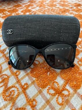 CHANEL Black Cat-Eye Sunglasses with Logo Accents